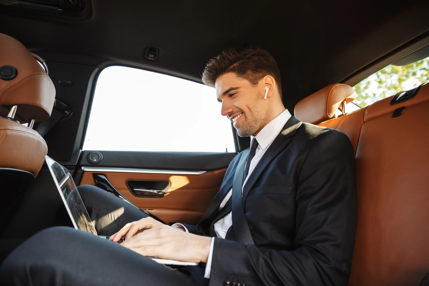 homme dans une voiture